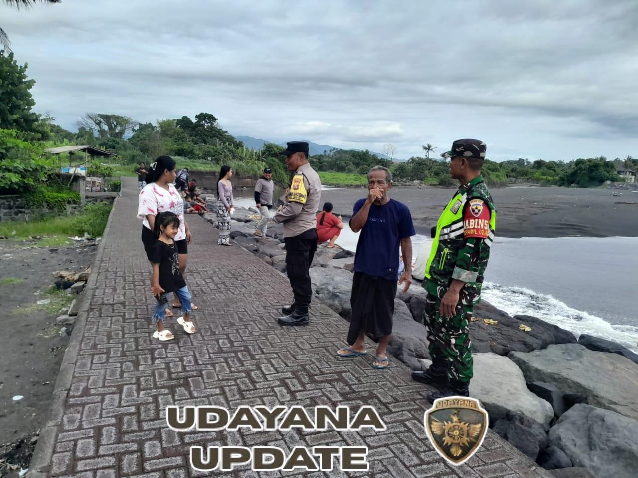 TNI Polri Di Desa Negari Gelar Pengamanan Tradisi Perayaan Kuningan Di Pantai Tegal Besar