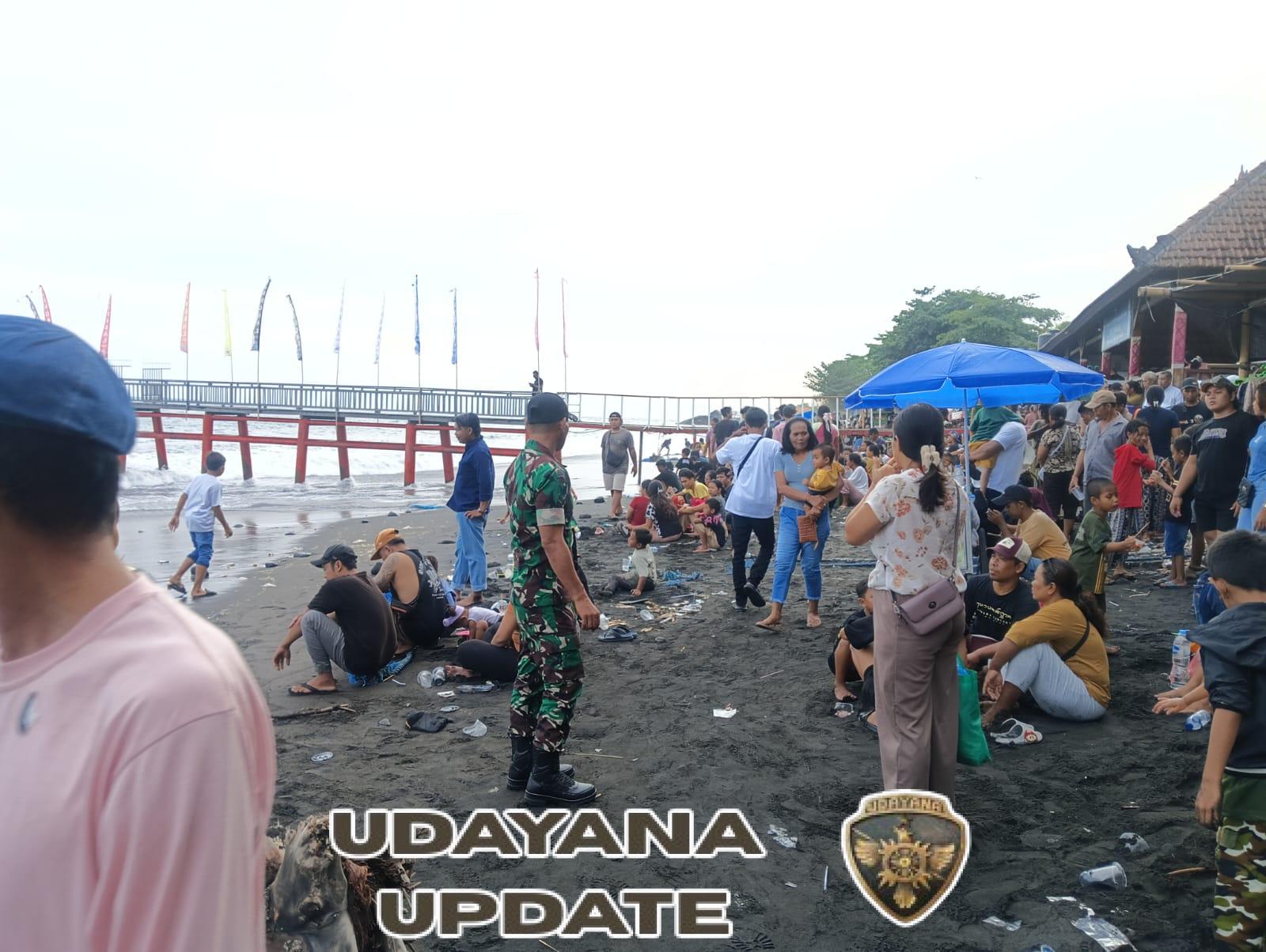 Perayaan Hari Raya Kuningan Di pantai kampung Kusamba Dijaga Aparat