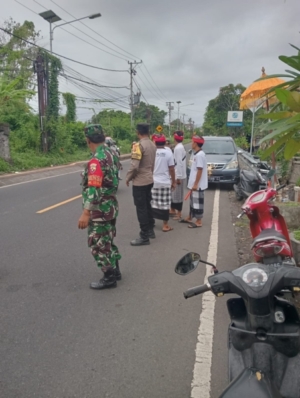 Aparat TNI Polri Di Desa Takmung Gelar Pengamanan Upacara Keagamaan Bersinergi Bersama Pecalang