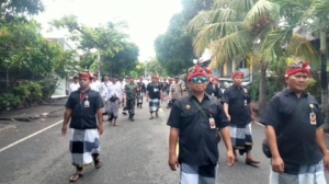 Babinsa Kawal Prosesi Melasti, Sinergi Wujudkan Keamanan Umat di Desa Adat Buleleng