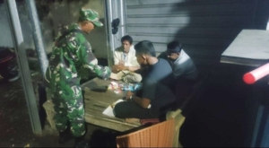 Babinsa Puncak Jeringo Gelar Patroli Malam di Pelabuhan Kayangan Jaga Kamtibmas