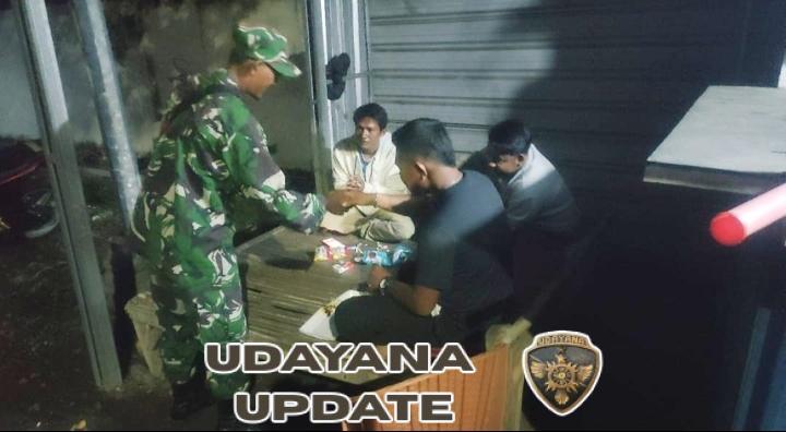 Babinsa Puncak Jeringo Gelar Patroli Malam di Pelabuhan Kayangan Jaga Kamtibmas