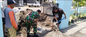 Babinsa Karijawa dan Warga Gotong Royong Pengecoran Tiang Kantor Kelurahan