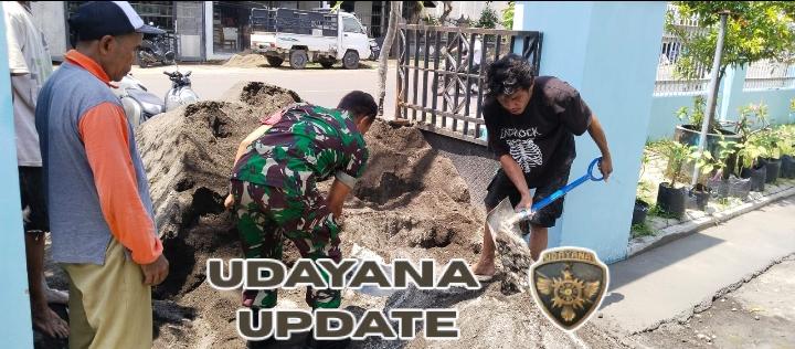 Babinsa Karijawa dan Warga Gotong Royong Pengecoran Tiang Kantor Kelurahan