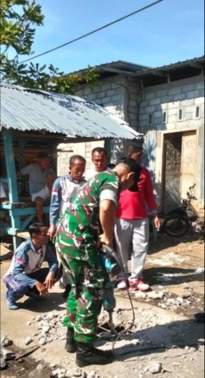 Babinsa Bakajaya Ajak Warga Gotong Royong Perbaiki Saluran Air Tersumbat