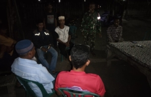 Babinsa Doropeti Bersama Warga Laksanakan Ronda Malam Cegah Gangguan Kamtibmas