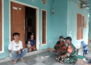 Babinsa Beru Laksanakan Monitoring dan Komsos untuk Jaga Stabilitas Wilayah