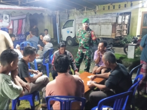 Babinsa Koramil 1628-05/Jereweh Laksanakan Patroli Malam dan Silaturahmi dengan Warga dalam Turnamen Rumi Desa Beru