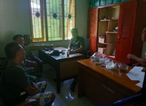 Babinsa Seteluk Dampingi Warga Desa Meraran Buat KTP di Kantor Desa