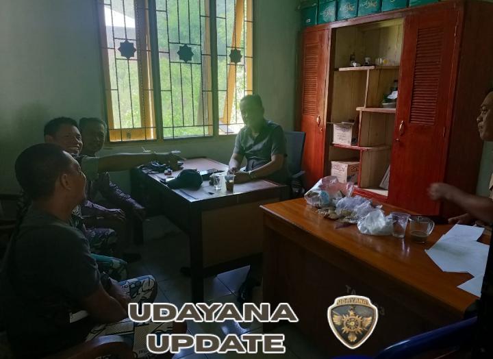 Babinsa Seteluk Dampingi Warga Desa Meraran Buat KTP di Kantor Desa