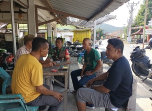 Babinsa Seteluk Tengah Laksanakan Komsos dan Monitoring Wilayah Binaan