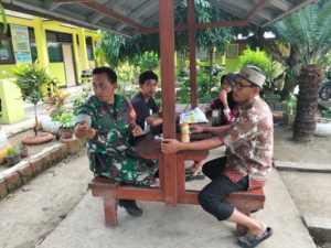 Babinsa Seteluk Atas Ajak Warga Awasi Pergaulan Anak dan Jauhi Pengaruh Negatif
