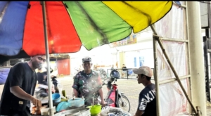 ‎Babinsa Mamben Daya Ajak Warga Jaga Kamtibmas Lewat Patroli Kongkow Malam