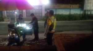 ‎Babinsa dan Bhabinkamtibmas Desa Kesik Gelar Patroli Kongkow Bersama Warga