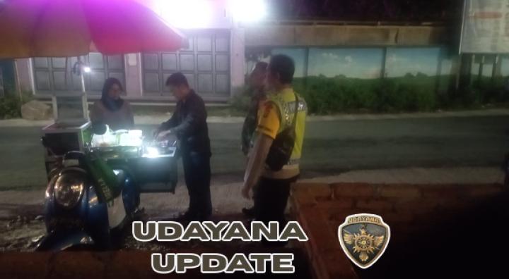 ‎Babinsa dan Bhabinkamtibmas Desa Kesik Gelar Patroli Kongkow Bersama Warga