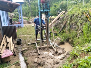 Air Bersih dari Tanah Manggarai: TNI dan Warga Desa Barang Bergotong Royong Bangun Sumur Bor  Kopda Muhtar dan Warga Desa Barang Satukan Tenaga Demi Akses Air Bersih  Ketika TNI dan Rakyat Menyatu: Cerita Gotong Royong di Desa Barang  Demi Kesehatan Warga, Kodim 1612/Manggarai Turun Tangan Bangun Fasilitas MCK  Keringat TNI dan Warga Mengalirkan Air Kehidupan di Desa Barang  Manggarai, 1 November 2025 – Anggota Kodim 1612/Manggarai bersama masyarakat Desa Barang, Kecamatan Cibal, melaksanakan kegiatan gotong royong pembangunan fasilitas Mandi, Cuci, Kakus (MCK) dan pengeboran sumur bor dengan kedalaman mencapai sekitar sembilan meter. Kegiatan ini menjadi wujud nyata sinergi TNI dan masyarakat dalam meningkatkan kualitas hidup serta mendukung program kesehatan lingkungan di wilayah pedesaan.  Dalam kegiatan yang berlangsung penuh semangat itu, personel TNI dan warga bahu membahu melakukan pemasangan batu batang MCK, pengecoran tiang, hingga pengeboran sumur bor yang ditargetkan akan menjadi sumber air bersih bagi masyarakat sekitar.  Kopda Muhtar, salah satu anggota Kodim 1612/Manggarai yang terlibat dalam kegiatan tersebut, menyampaikan bahwa kerja bakti ini merupakan bentuk kepedulian TNI terhadap kebutuhan masyarakat.  “Kami berupaya hadir di tengah-tengah masyarakat tidak hanya untuk menjaga keamanan, tetapi juga membantu pembangunan fasilitas yang bermanfaat langsung. Air bersih dan sanitasi yang layak adalah kebutuhan dasar, dan kami bangga bisa berkontribusi,” ujar Kopda Muhtar.  Sementara itu, Yohanes Ndeki, salah satu warga Desa Barang yang ikut dalam gotong royong, mengungkapkan rasa syukurnya atas perhatian dan bantuan dari pihak TNI.  “Kami sangat berterima kasih kepada anggota Kodim yang sudah datang membantu. Dengan adanya sumur bor dan MCK ini, kami tidak perlu lagi berjalan jauh untuk mendapatkan air bersih,” tuturnya dengan penuh haru.  Pembangunan fasilitas MCK dan sumur bor ini diharapkan dapat selesai dalam waktu dekat sehingga segera bisa dimanfaatkan oleh masyarakat Desa Barang. Selain mempererat hubungan antara TNI dan rakyat, kegiatan ini juga menjadi contoh nyata semangat gotong royong yang terus dijaga di wilayah Manggarai.