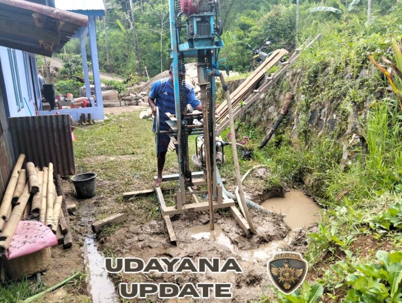 Air Bersih dari Tanah Manggarai: TNI dan Warga Desa Barang Bergotong Royong Bangun Sumur Bor Kopda Muhtar dan Warga Desa Barang Satukan Tenaga Demi Akses Air Bersih Ketika TNI dan Rakyat Menyatu: Cerita Gotong Royong di Desa Barang Demi Kesehatan Warga, Kodim 1612/Manggarai Turun Tangan Bangun Fasilitas MCK Keringat TNI dan Warga Mengalirkan Air Kehidupan di Desa Barang Manggarai, 1 November 2025 – Anggota Kodim 1612/Manggarai bersama masyarakat Desa Barang, Kecamatan Cibal, melaksanakan kegiatan gotong royong pembangunan fasilitas Mandi, Cuci, Kakus (MCK) dan pengeboran sumur bor dengan kedalaman mencapai sekitar sembilan meter. Kegiatan ini menjadi wujud nyata sinergi TNI dan masyarakat dalam meningkatkan kualitas hidup serta mendukung program kesehatan lingkungan di wilayah pedesaan. Dalam kegiatan yang berlangsung penuh semangat itu, personel TNI dan warga bahu membahu melakukan pemasangan batu batang MCK, pengecoran tiang, hingga pengeboran sumur bor yang ditargetkan akan menjadi sumber air bersih bagi masyarakat sekitar. Kopda Muhtar, salah satu anggota Kodim 1612/Manggarai yang terlibat dalam kegiatan tersebut, menyampaikan bahwa kerja bakti ini merupakan bentuk kepedulian TNI terhadap kebutuhan masyarakat. “Kami berupaya hadir di tengah-tengah masyarakat tidak hanya untuk menjaga keamanan, tetapi juga membantu pembangunan fasilitas yang bermanfaat langsung. Air bersih dan sanitasi yang layak adalah kebutuhan dasar, dan kami bangga bisa berkontribusi,” ujar Kopda Muhtar. Sementara itu, Yohanes Ndeki, salah satu warga Desa Barang yang ikut dalam gotong royong, mengungkapkan rasa syukurnya atas perhatian dan bantuan dari pihak TNI. “Kami sangat berterima kasih kepada anggota Kodim yang sudah datang membantu. Dengan adanya sumur bor dan MCK ini, kami tidak perlu lagi berjalan jauh untuk mendapatkan air bersih,” tuturnya dengan penuh haru. Pembangunan fasilitas MCK dan sumur bor ini diharapkan dapat selesai dalam waktu dekat sehingga segera bisa dimanfaatkan oleh masyarakat Desa Barang. Selain mempererat hubungan antara TNI dan rakyat, kegiatan ini juga menjadi contoh nyata semangat gotong royong yang terus dijaga di wilayah Manggarai.