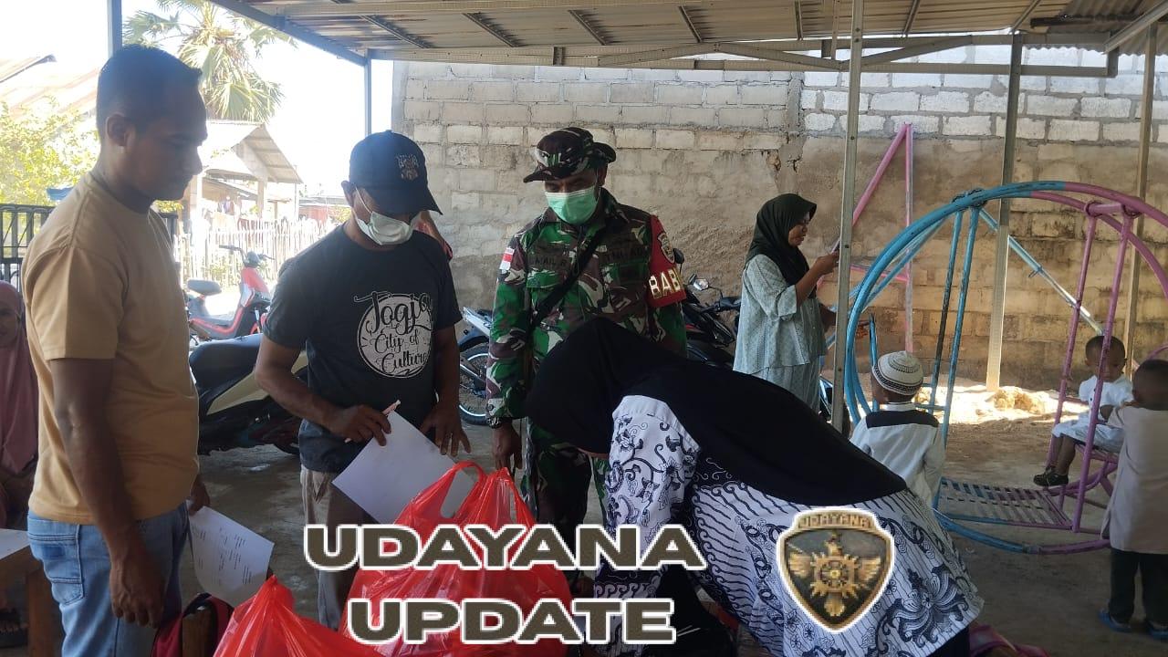 Babinsa Koramil 1627-02/Rote Timur Dampingi Pemberian Makanan Bergizi untuk 1.709 Pelajar di Rote Ndao