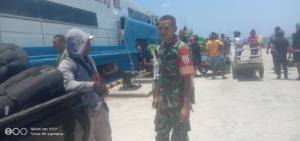 Babinsa Koramil 1627-01/Ba’a Pantau Arus Kedatangan dan Keberangkatan Kapal Bahari Expres 8E