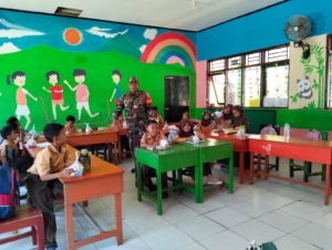 Babinsa Desa Seteluk Atas Dampingi Program Makan Sehat Bergizi di SDN 4 Seteluk