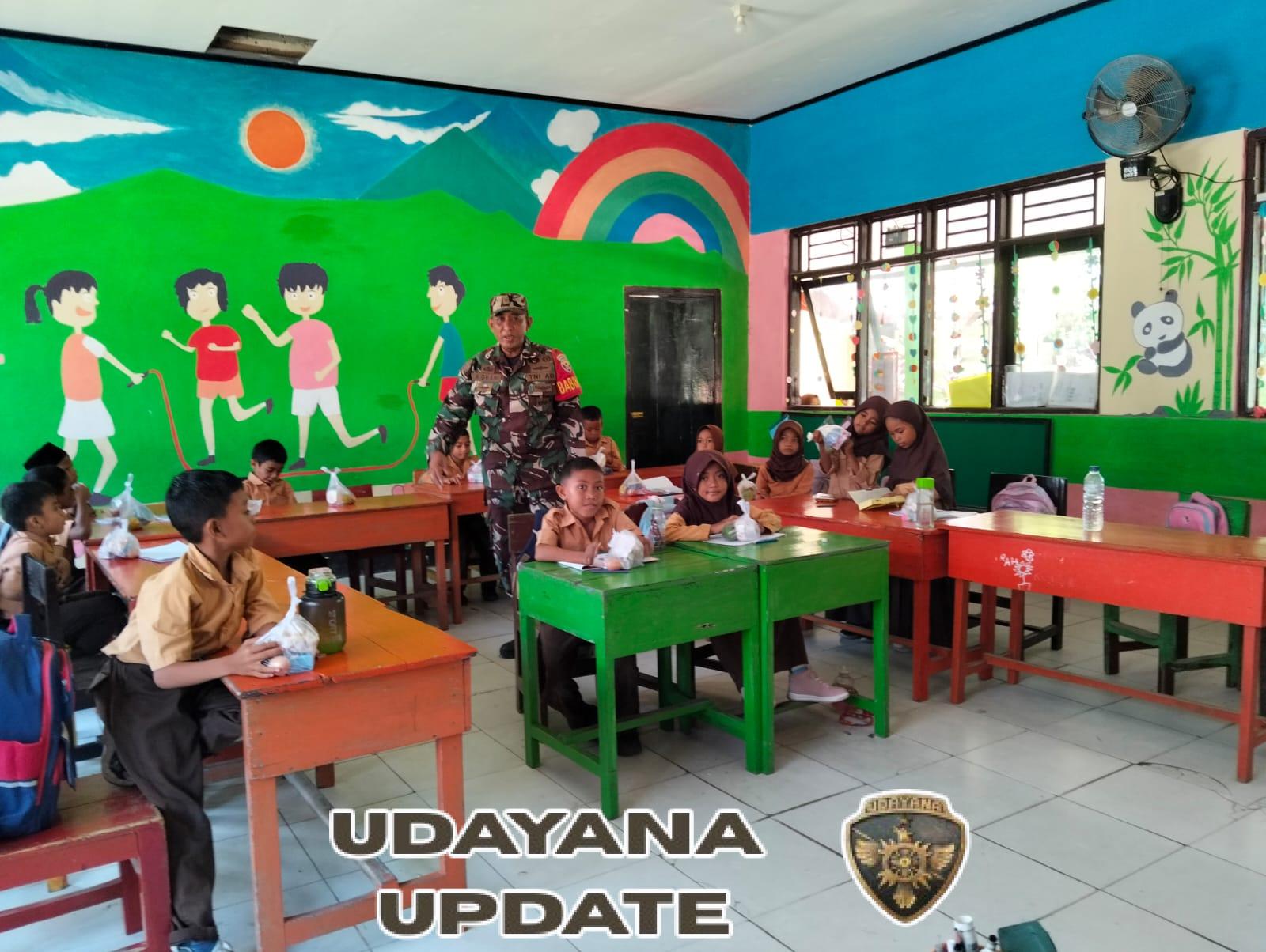 Babinsa Desa Seteluk Atas Dampingi Program Makan Sehat Bergizi di SDN 4 Seteluk