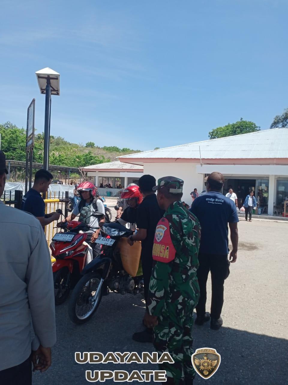 Babinsa Koramil 1627-01/Ba’a Laksanakan Pengamanan di Pelabuhan Feri Pantai Baru