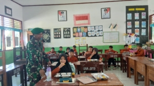 Babinsa Kelurahan Kuang Aktif Dampingi Program MSG di SDN 1 Taliwang, Pastikan Distribusi Tepat Waktu dan Aman