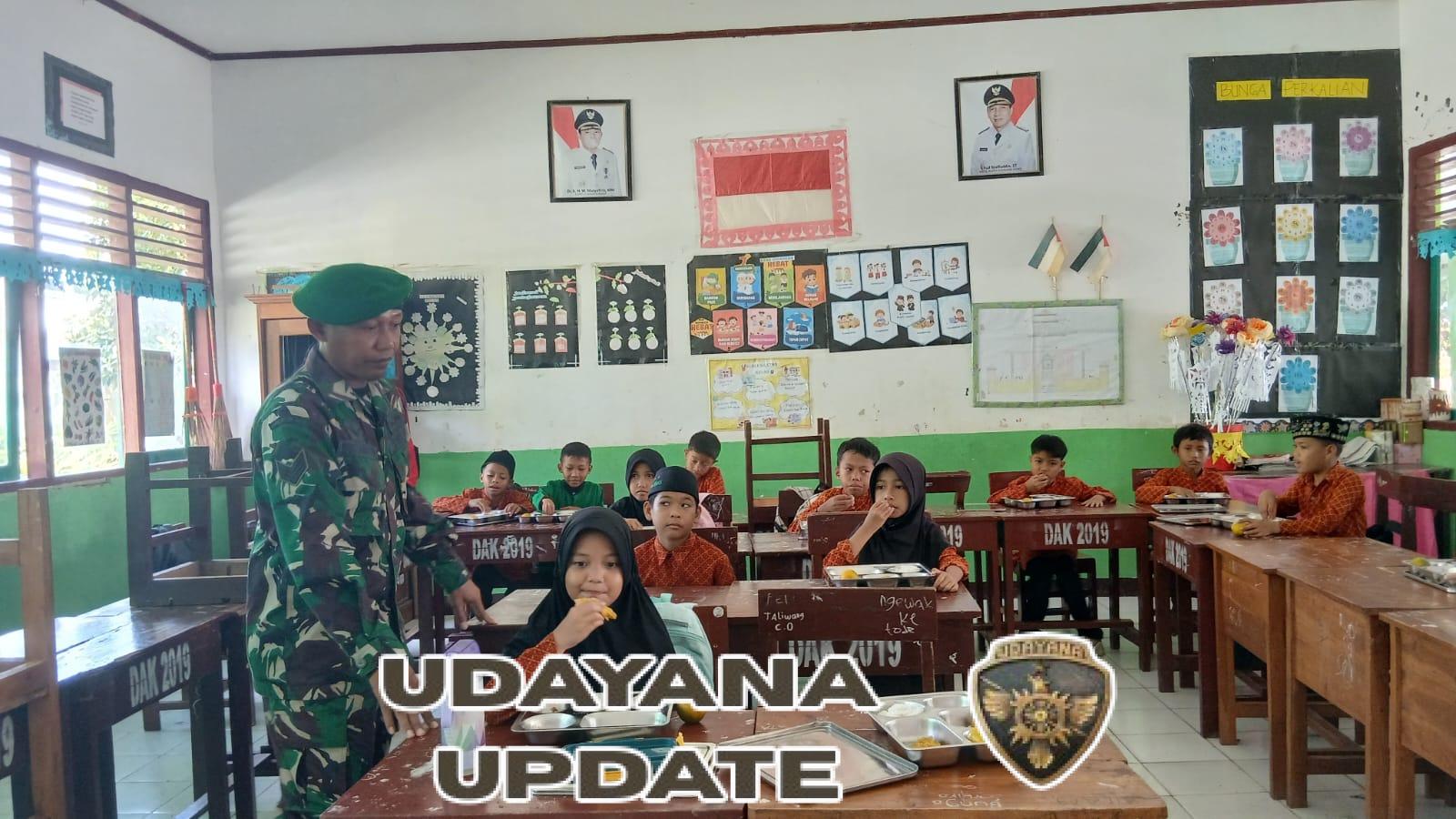 Babinsa Kelurahan Kuang Aktif Dampingi Program MSG di SDN 1 Taliwang, Pastikan Distribusi Tepat Waktu dan Aman