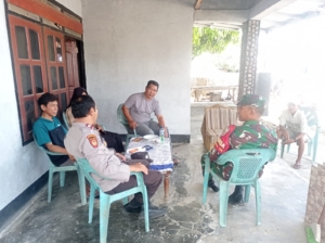Babinsa Koramil 1628-01/Taliwang Gelar Komsos Bersama Warga di Desa Labuhan Lalar, Wujudkan Lingkungan Aman dan Tertib