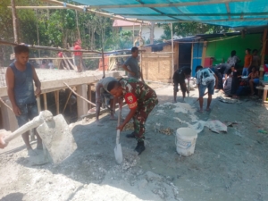 Babinsa Koramil 01/Loli Gotong Royong Bantu Warga Bangun Rumah