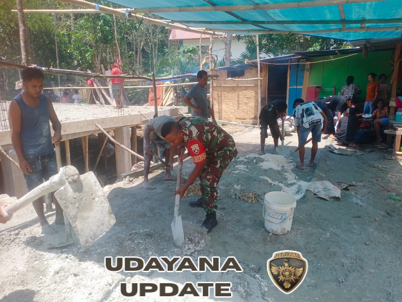 Babinsa Koramil 01/Loli Gotong Royong Bantu Warga Bangun Rumah