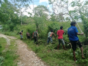 Babinsa Koramil 02/Walakaka Gelar Karya Bakti Bersama Warga di Desa Lamboya