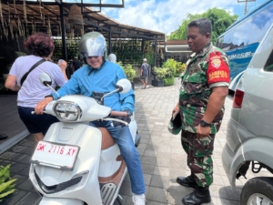 Sertu I Gusti Putu Arbajaya Dampingi Brigjen TNI Subagyo W.G. Nikmati Panorama Tegallalang