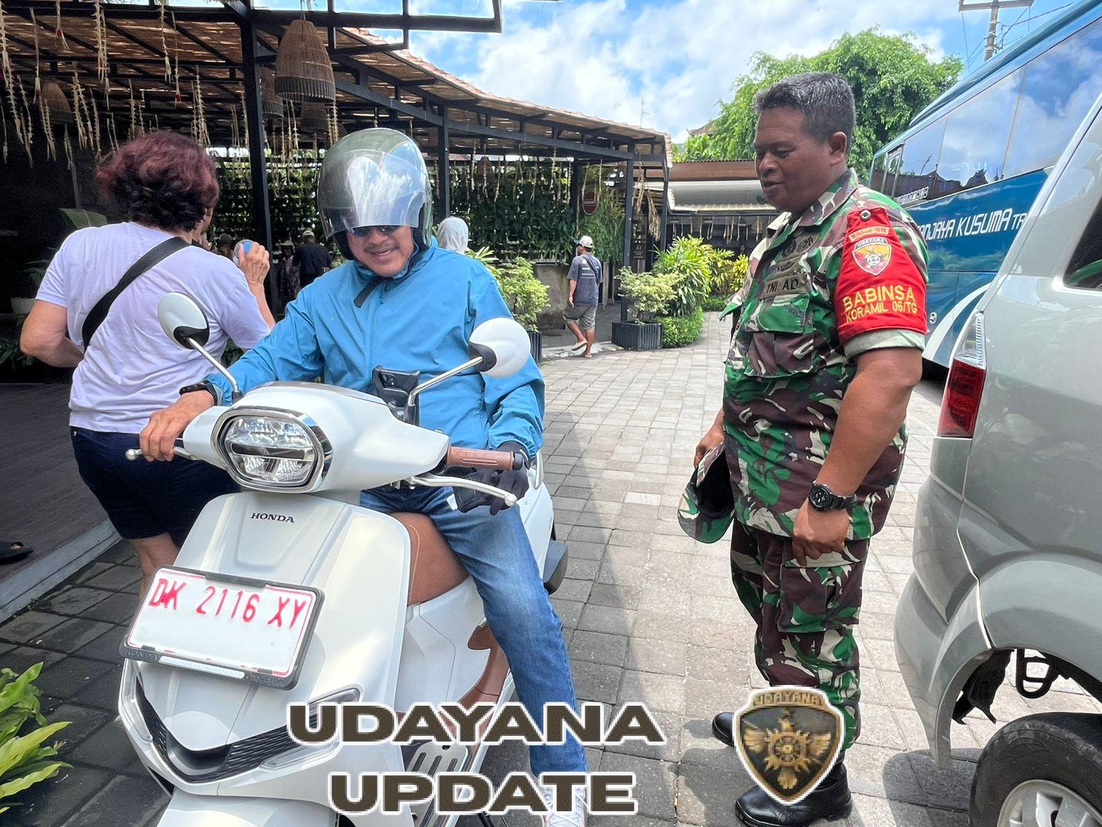 Sertu I Gusti Putu Arbajaya Dampingi Brigjen TNI Subagyo W.G. Nikmati Panorama Tegallalang