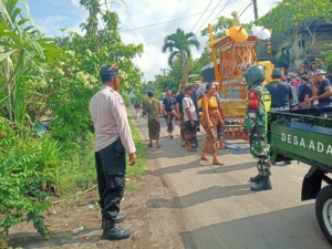 Sinergi Babinsa, Bhabinkamtibmas, dan Pecalang Jaga Khidmatnya Upacara Ngaben di Desa Manistutu