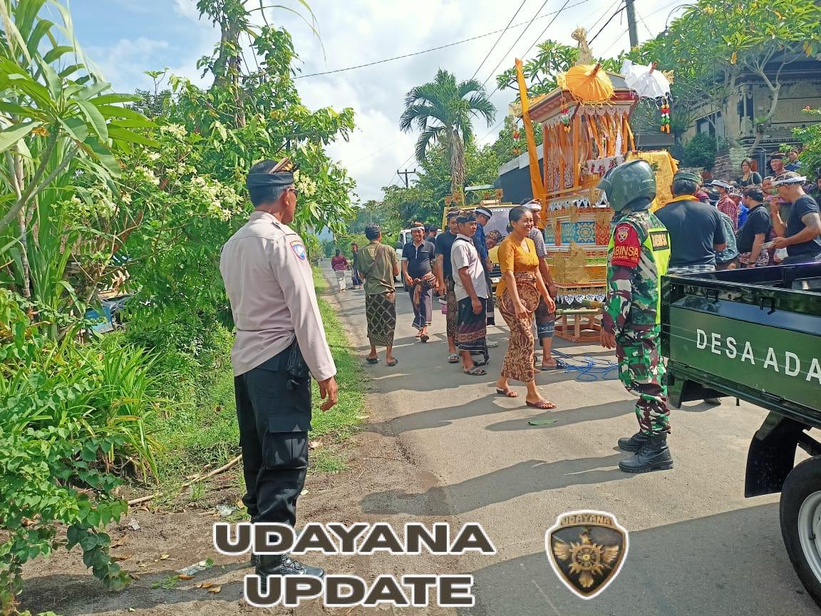 Sinergi Babinsa, Bhabinkamtibmas, dan Pecalang Jaga Khidmatnya Upacara Ngaben di Desa Manistutu