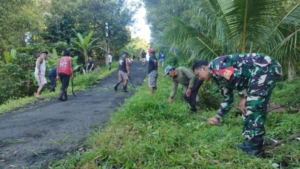 Sinergi TNI-Polri dan Warga Asahduren, Gotong Royong Bersihkan Jalan Vanili dan Saluran Air
