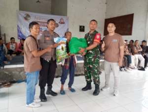 Pastikan penyaluran bantuan sembako berjalan lancar, dan  aman Babinsa 1623-03/Rendang laksanakan pendampingan