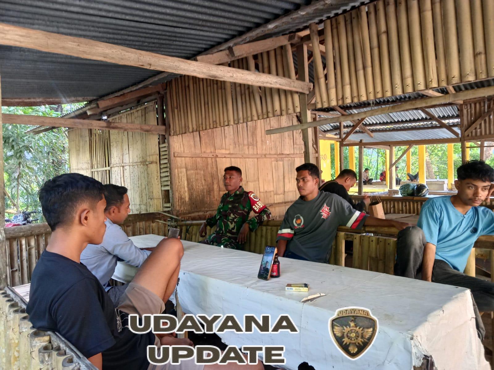 Babinsa Koramil Detusoko Tingkatkan Kamtibmas Lewat Komsos dan Pamwil di Desa Ndito