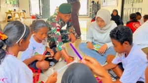 Satgas Pamtas Yonarmed 12 Kostrad dan Mahasiswa IPB Didik Generasi Perbatasan di Pos Asulait