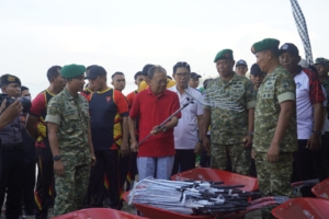 Danrem 163/WSA Bersama Gubernur Bali Pimpin Apel Siaga Penanganan Sampah Pantai Wilayah Bali  Denpasar, Bertempat di Shelter Kebencanaan Baruna Pantai Kuta, Kelurahan Kuta, Kecamatan Kuta, Kabupaten Badung, Provinsi Bali, Danrem 163/WSA Brigjen TNI Ida Idewa Agung Hadisaputra bersama Gubernur Bali I Wayan Koster memimpin pelaksanaan  Apel Siaga Penanganan Sampah Pantai wilayah Bali. Kegiatan ini diselenggarakan oleh Korem 163/Wira Satya bekerja sama dengan Pusdal LH Bali & Nusa Tenggara, serta Dinas LH Provinsi Bali, pada hari Minggu (2/11/2025).  Dalam apel siaga ini, dilakukan pemeriksaan kesiapan pasukan dan peralatan oleh Gubernur Bali didampingi oleh Danrem 163/Wirasatya, Brigjen TNI Ida I Dewa Agung Hadisaputra,. Hal ini bertujuan untuk memastikan bahwa semua pihak siap untuk menangani masalah sampah kiriman.  Gubernur Bali, I Wayan Koster, “dalam arahannya menyampaikan bahwa apel siaga ini bertujuan untuk mengantisipasi munculnya sampah kiriman di Pantai Kuta. Beliau menekankan pentingnya kesiapsiagaan dan sinergi antara semua pihak untuk menangani masalah sampah kiriman yang rutin terjadi setiap tahun”. Tegasnya.  Danrem 163/Wirasatya, Brigjen TNI Ida Idewa Agung Hadisaputra, dalam kegiatan tersebut mengatakan “bahwa pentingnya sinergi dan koordinasi antara semua pihak, termasuk TNI, Polri, dan Dinas Lingkungan Hidup, untuk menangani masalah sampah kiriman. Beliau juga meminta Bupati Badung untuk melakukan rapat dengan kepala BMKG untuk memprediksi kapan akan terjadi hujan lebat di Bali dan wilayah lainnya”. Ucap Danrem.  Beliau menambahkan, “dengan adanya apel siaga ini, diharapkan dapat meningkatkan kesadaran dan kesiapsiagaan semua pihak untuk menjaga kebersihan dan keindahan pantai. Pantai Kuta sebagai destinasi wisata utama dunia harus selalu bersih dan rapi”. Tambah Danrem.  Apel Siaga Penanganan Sampah Pantai Wilayah Bali ini merupakan kegiatan yang sangat penting dalam meningkatkan kesiapsiagaan dan sinergi antara semua pihak untuk menangani masalah sampah kiriman. Kendati demikian, dengan kegiatan ini pantai dapat tetap bersih dan lestari. (Penrem163).