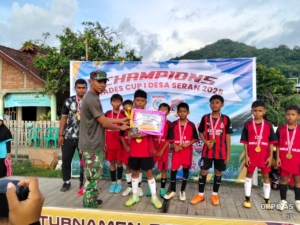 Babinsa Koramil 1628-03/Seteluk Hadiri Penutupan Turnamen Sepak Bola Usia Dini Kades Seran Cup I Tahun 2025