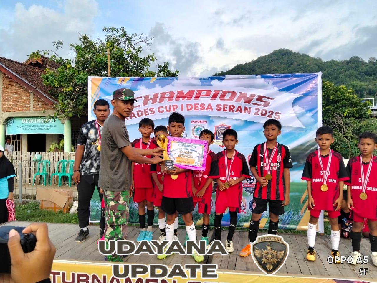 Babinsa Koramil 1628-03/Seteluk Hadiri Penutupan Turnamen Sepak Bola Usia Dini Kades Seran Cup I Tahun 2025