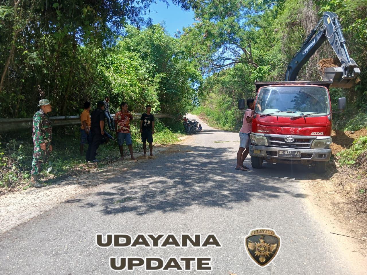 Babinsa Koramil 02/Walakaka Pantau Pembersihan Tanah Longsor di Harona Kalla