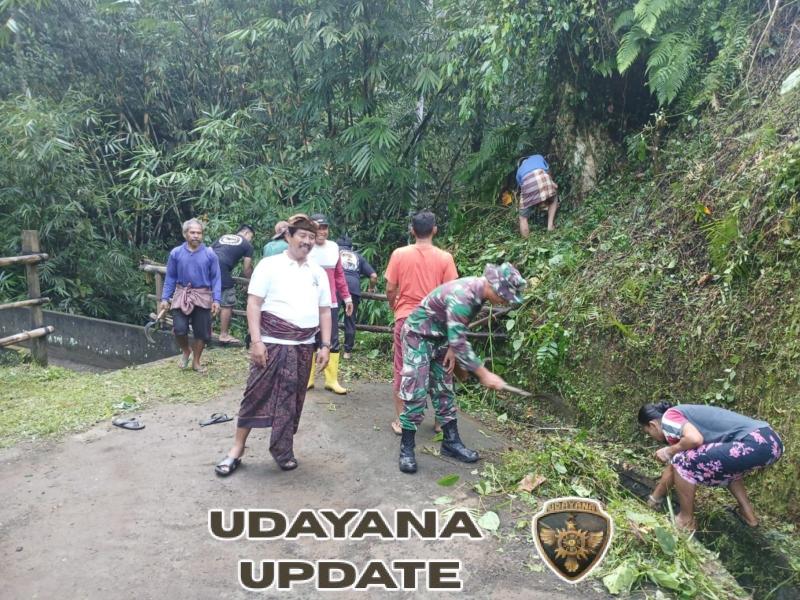 Wujud Kemanunggalan TNI dan Rakyat, Babinsa Desa Bebalang Ikut Gotong Royong Bersihkan Jalan Menuju Pura