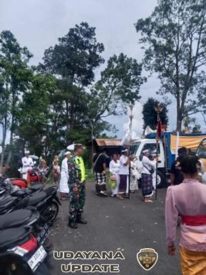 Babinsa Desa Dausa Laksanakan Pengamanan Kegiatan Melasti Ide Sesunan ke Pura Ponjok Batu