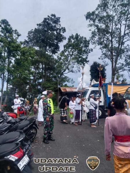 Babinsa Desa Dausa Laksanakan Pengamanan Kegiatan Melasti Ide Sesunan ke Pura Ponjok Batu