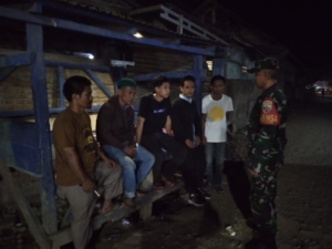 Babinsa Koramil 1608-04/Woha Gelar Patroli Malam Jaga Keamanan Warga
