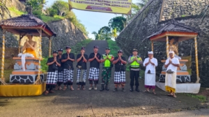 Babinsa Manggissari Kawal Upacara Melasti di Pulukan, Wujudkan Ibadah Umat Hindu yang Aman dan Khidmat
