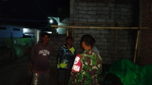 Babinsa Koramil 1614-01/Dompu dan Karang Taruna Gelar Ronda Malam di Desa Sorisakolo